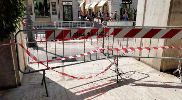 Lecce, piovono calcinacci in piazza Sant'Oronzo: nessun ferito, area transennata