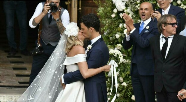 Federica Pellegrini e Matteo Giunta, matrimonio al bacio