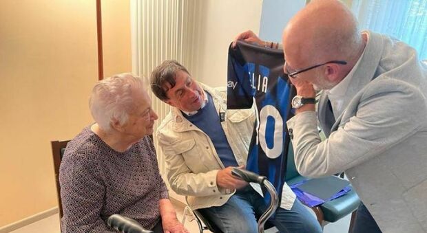 La signora Elia Mosconi festeggia i 100 anni: tra i regali anche una maglietta dell'Inter