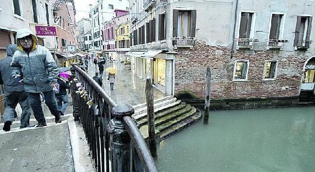 Venezia, turista cinese cade nel rio, la barca del 118 non riesce a passare: salvata da tre ragazzi
