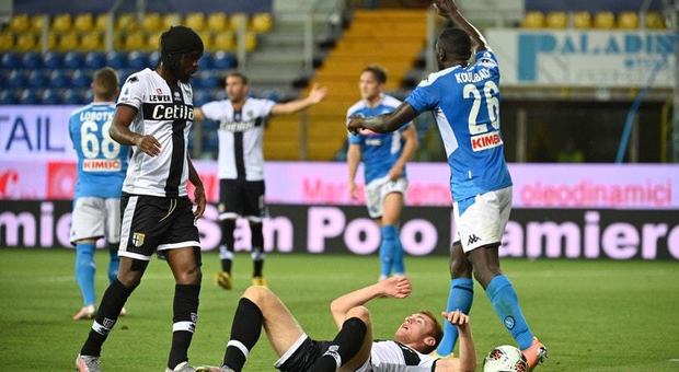 Parma-Napoli, Giua decide coi rigori e su Wikipedia: «Arbitro venduto»