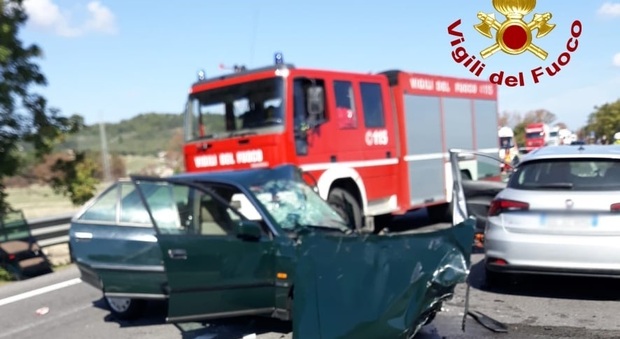 Incidente tra auto e moto sulla strada statale "Adriatica", c'è una vittima. Traffico bloccato