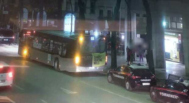 Prende a calci una donna, poi sale sul bus e litiga con un passeggero: ubriaco molesto bloccato dai carabinieri