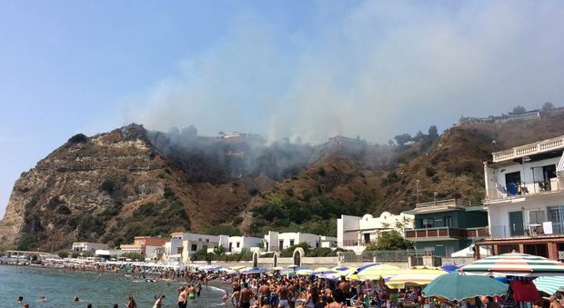 Ancora un incendio in Campania spiagge con vista sul fuoco