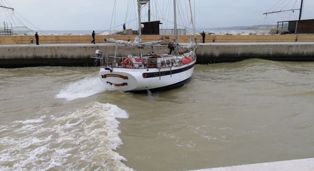 Senigallia, sbaglia l'ingresso in porto barca salvata dalla guardia costiera