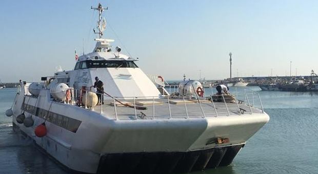 Civitanova, avaria al catamarano: i turisti rientrano in bus e traghetto