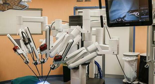 Bari, in ospedale arriva il robot per gli interventi ginecologici: l'innovazione per le donne in sovrappeso