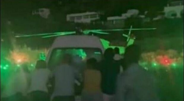 L'ambulanza elettrica si scarica con una paziente grave a bordo, i parenti costretti a spingere il mezzo: il video choc in Sicilia