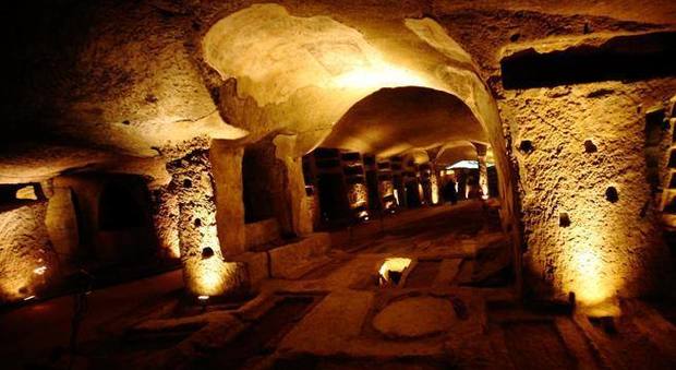 Riaprono le Catacombe di San Gennaro, l'appello di don Loffredo: «Solo uniti ci salviamo»