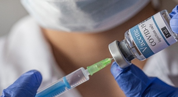Napoli, finti vaccini ai no-vax per 150 euro: due arresti alla Asl «disperdevano la dose in un batuffolo d'ovatta»