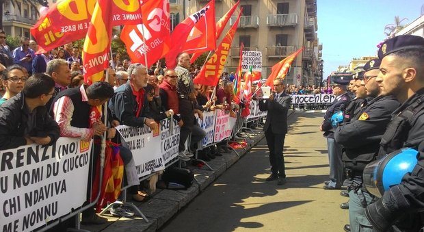 Renzi in Calabria, proteste davanti al museo di Reggio