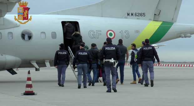 Sei spacciatori clandestini caricati in un aereo e rispediti in Tunisia