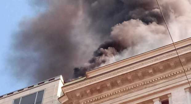 Brucia palazzo storico in pieno centro: 100 evacuati tra le fiamme e il fumo