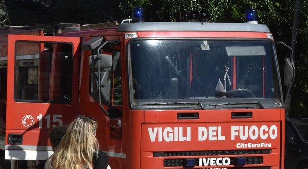 Paura al Portuense, incendio in un appartamento: sette persone salvate