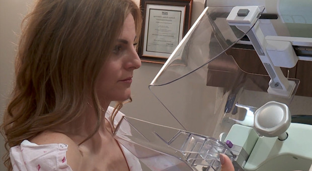 Mammografia in diretta Facebook per sensibilizzare al test: giornalista scopre così di avere il cancro al seno