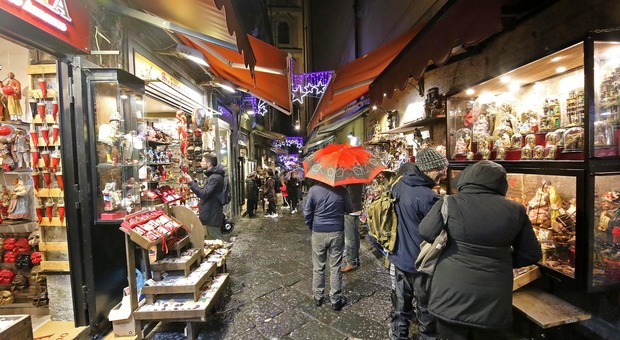Napoli, la pioggia rovina le feste: flop affari e turisti in fuga