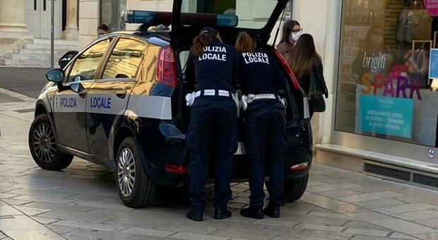 Lecce, giovanissimi in giro senza mascherina. Mamma multata dai vigili su via Trinchese