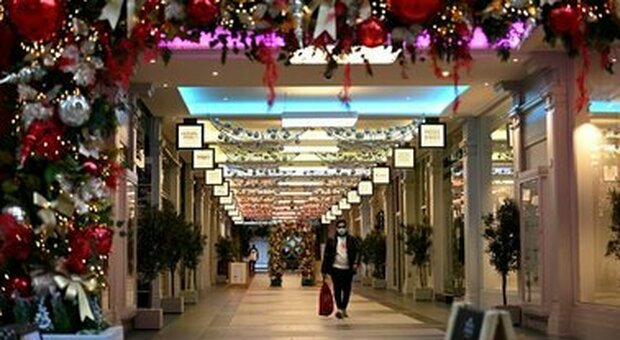 Nuovo Dpcm, acquisti di Natale: chiusi i centri commerciali, apertura dei negozi fino alle 21