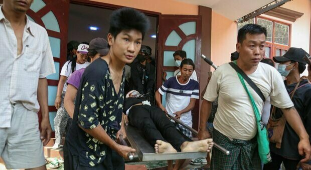 Birmania, rivolta contro la giunta al potere: 5 civili uccisi e 20.000 persone “intrappolate” a Mindat