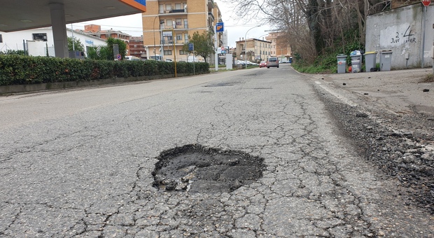 Buche come crateri, a Viterbo aumentano le richieste di risarcimento al Comune