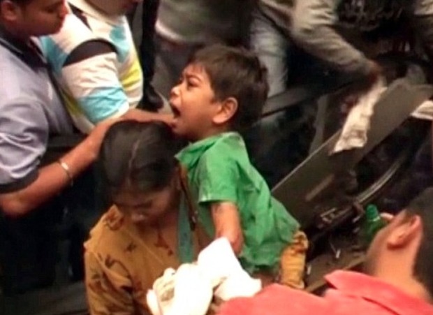 India, bimbo resta incastrato con la mano in una scala mobile: corsa contro il tempo per salvarlo