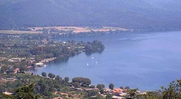 Canoista scopre un cadavere nel lago di Bracciano: è di un ragazzo di 20 anni