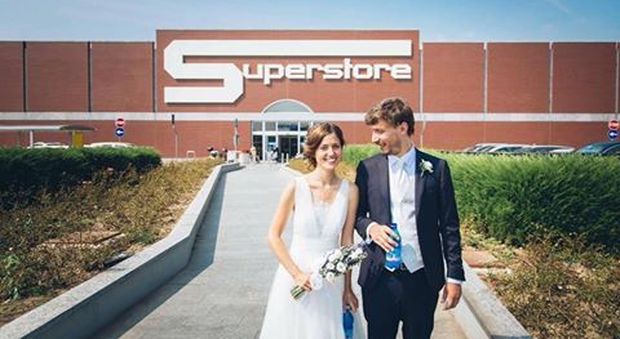 Foto del matrimonio al supermercato, agli sposi regalo inaspettato