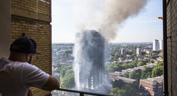 Londra, incendio in un grattacielo, appelli sul web: «Portate giochi, cibo o abbigliamento per gli sfollati»