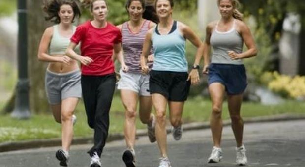 Un gruppo di donne che fa jogging in un parco cittadino