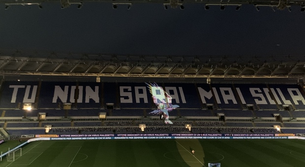 Lazio-Fiorentina, l'omaggio alle vittime del Covid e l'inno intonato dai tifosi sui maxischermi