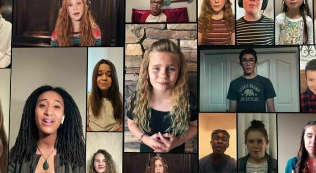 Il video-simbolo del Natale e della ripresa: quel coro che commuove tra speranza e resilienza