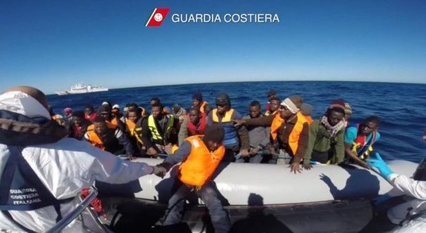 Immigrazione, naufragio nel canale di Sicilia: i morti salgono a oltre 50