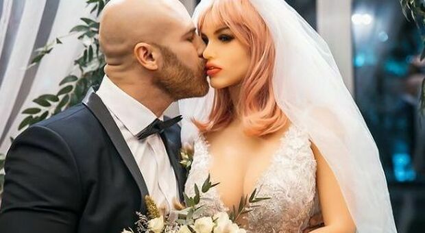 Bodybuilder sposa la sua bambola gonfiabile: «L'ho corteggiata per mesi, è la donna perfetta per me»