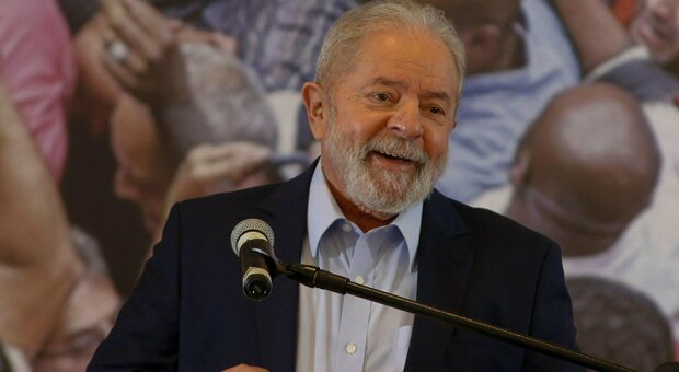 Brasila, Lula assolto lancia la sfida a Bolsonaro in vista delle elezioni: «È un fascista e genocida»