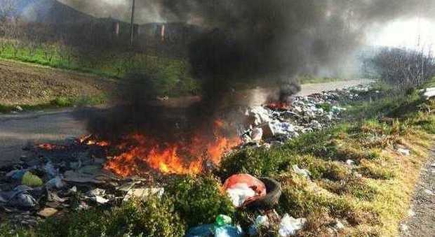 Napoli, per produrre carbonella incendia rifiuti speciali: arrestato