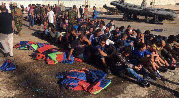 Libia ferma in mare 800 migranti e li riporta sulla terraferma. Lampedusa, trasbordo di profughi da nave Msf a Guardia costiera