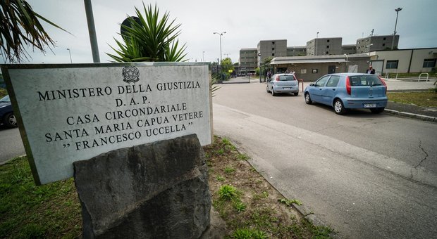 Caos nel carcere di Santa Maria: 130 agenti in malattia per stress