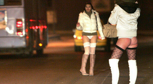 Prostitute e trans in guerra per il territorio: si spara per le strade, almeno 5 morti