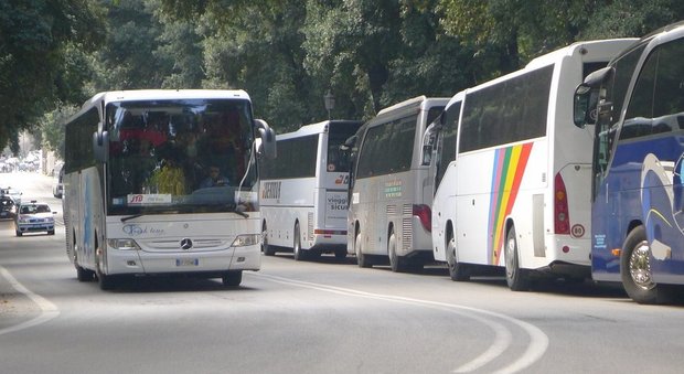 Roma, operatori dei bus turistici verso la serrata: giovedì protesta contro le restrizioni all’ingresso in centro