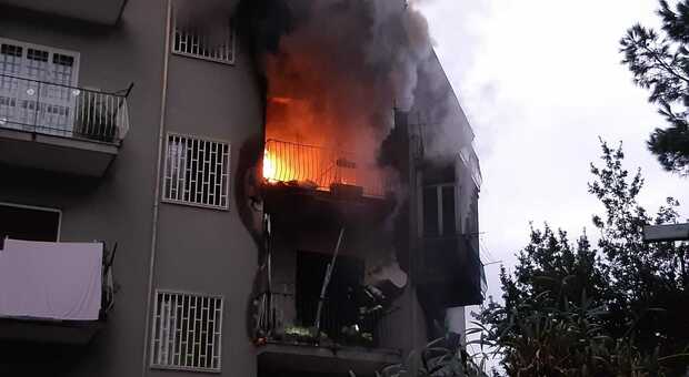 Napoli, la donna bruciata viva in casa: «Fatale una sigaretta»