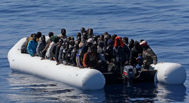 Migranti, un'altra strage al largo della Libia: si temono 100 morti