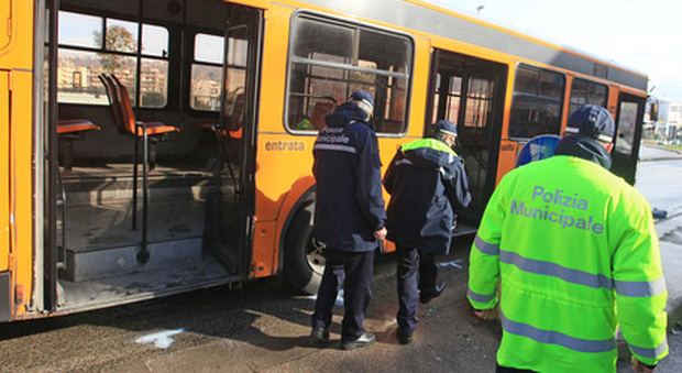 Autista del bus picchiato da quindicenni ubriachi: aveva chiesto ai ragazzi di fare il biglietto