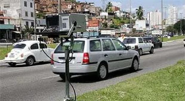Brasile, il presidente Bolsonaro vuole eliminare gli autovelox: «Tolgono il piacere della guida»