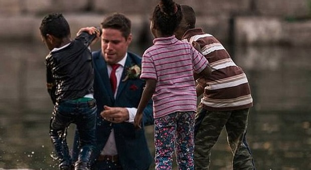 Vede un bambino annaspare nel fiume: sposo si lancia in acqua durante il servizio fotografico