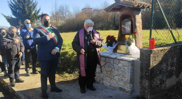 La commemorazione con il vescovo, a destra, e il sindaco di Artena