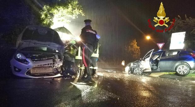 Scontro nella notte tra due auto in via Baccarini: feriti i conducenti