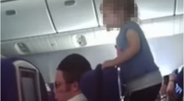 Una bambina si comporta male in aereo, ma i genitori non le dicono nulla. I passeggeri si infuriano