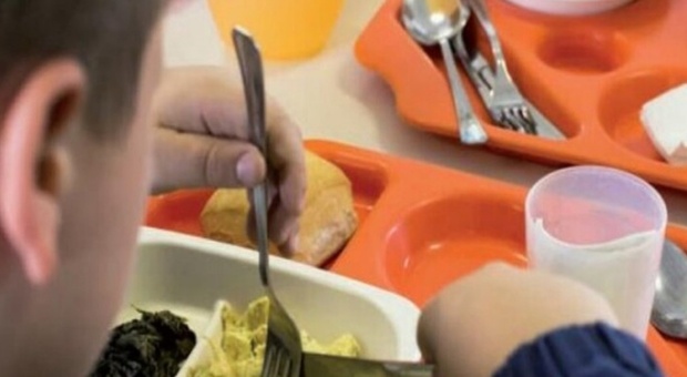 La scuola vieta ai bambini di portare a casa il cibo avanzato a mensa, scoppia la polemica tra i genitori: viene riciclato il giorno dopo?