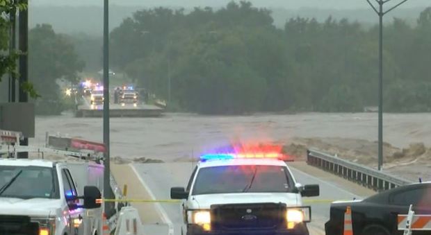 Texas flagellato dal maltempo: ponte crolla sotto le piogge torrenziali. Tre morti e un disperso