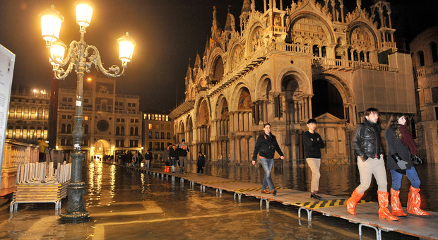 Acqua alta a San Marco in notturna (foto di repertorio)